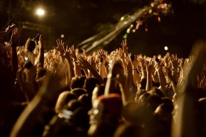 fans-concierto-musica-noche-Concertos-datas-comprar-bilhetes
